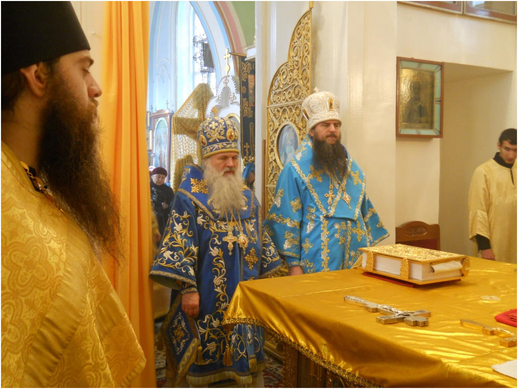 Два архиерея на престольном празднике Александра-Невского храма в Ташкенте