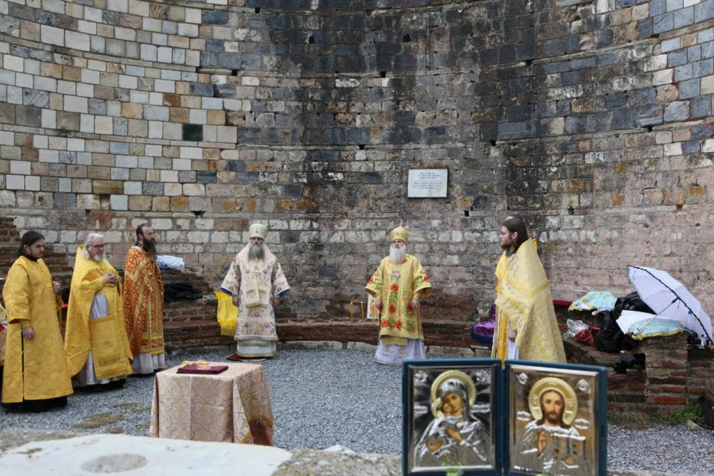 Богослужение на развалинах храма в Эфесе
