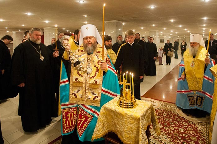 Участники курсов повышения квалификации для архиереев Казахстанского и Среднеазиатского Митрополичьих Округов молились за Литургией в Успенском кафедральном соборе Астаны