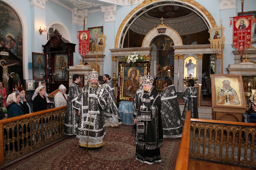 Литургию Преждеосвященных Даров совершили два архиерея