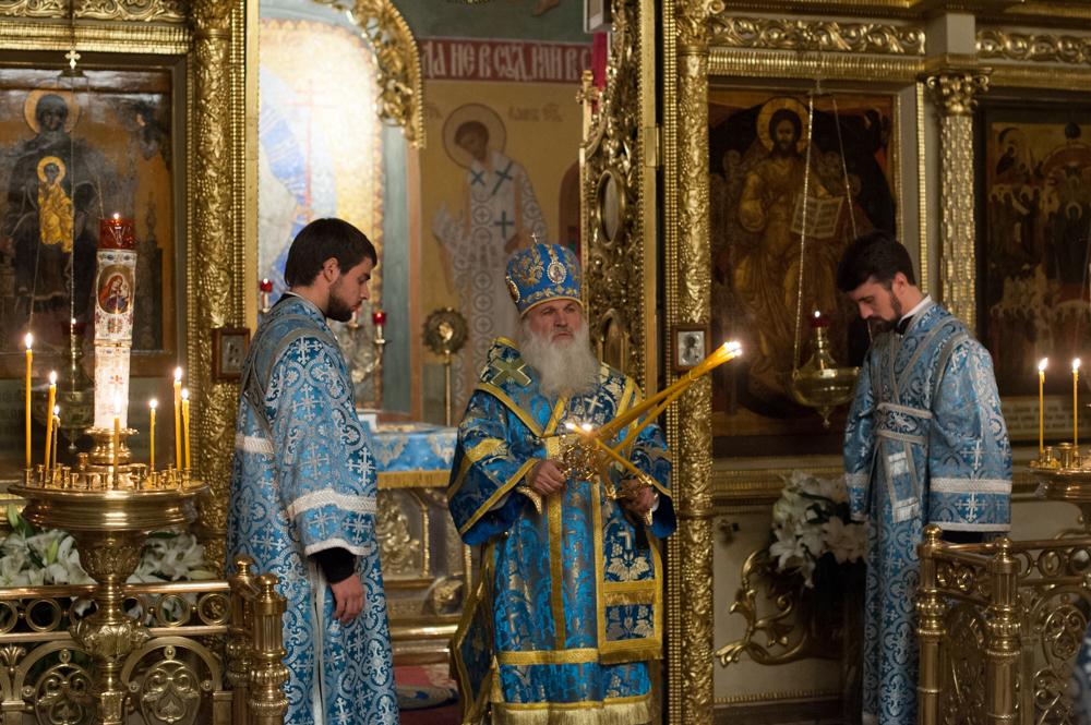 Митрополит Викентий возглавил всенощное бдение в Покровском академическом храме