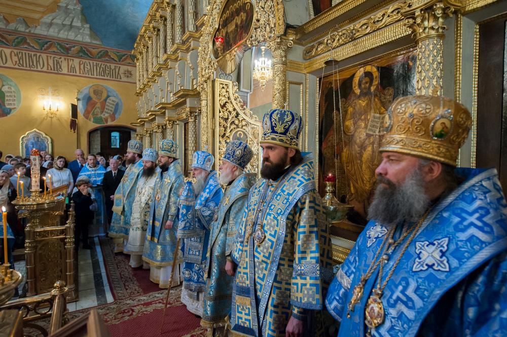Митрополит Викентий по благословению Святейшего Патриарха Московского и всея Руси Кирилла возглавил праздничную Литургию в Покровском академическом храме