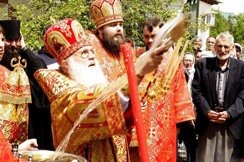 Три архиерея совершили Литургию в одном из столичных храмов