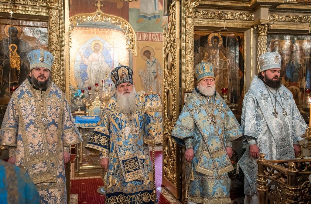 Митрополит Викентий возглавил Литургию на престольном празднике в Покровском академическом храме Московской духовной академии в сослужении четырёх архиереев