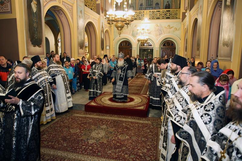 Митрополит Викентий молился с паломниками Округа в Свято-Троицком соборе Русской Духовной миссии в Иерусалиме