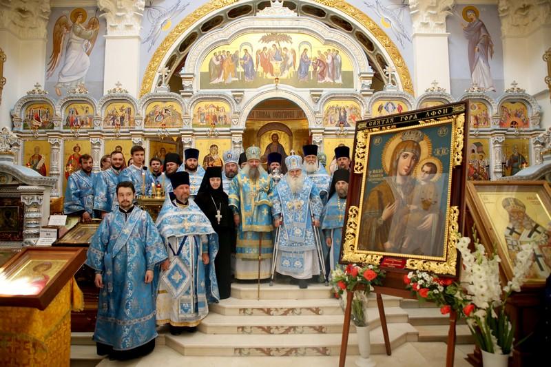 В честь 6-й годовщины обретения иконы Божией Матери «Тихвинская. Слезоточивая» митрополит Викентий и епископ Питирим совершили Божественную литургию в Ташкенте