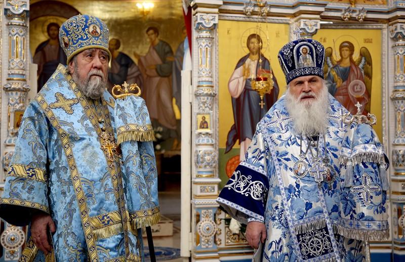 Митрополит Ташкентский Викентий и митрополит Омский Владимир совершили Литургию в соборе в Ташкенте