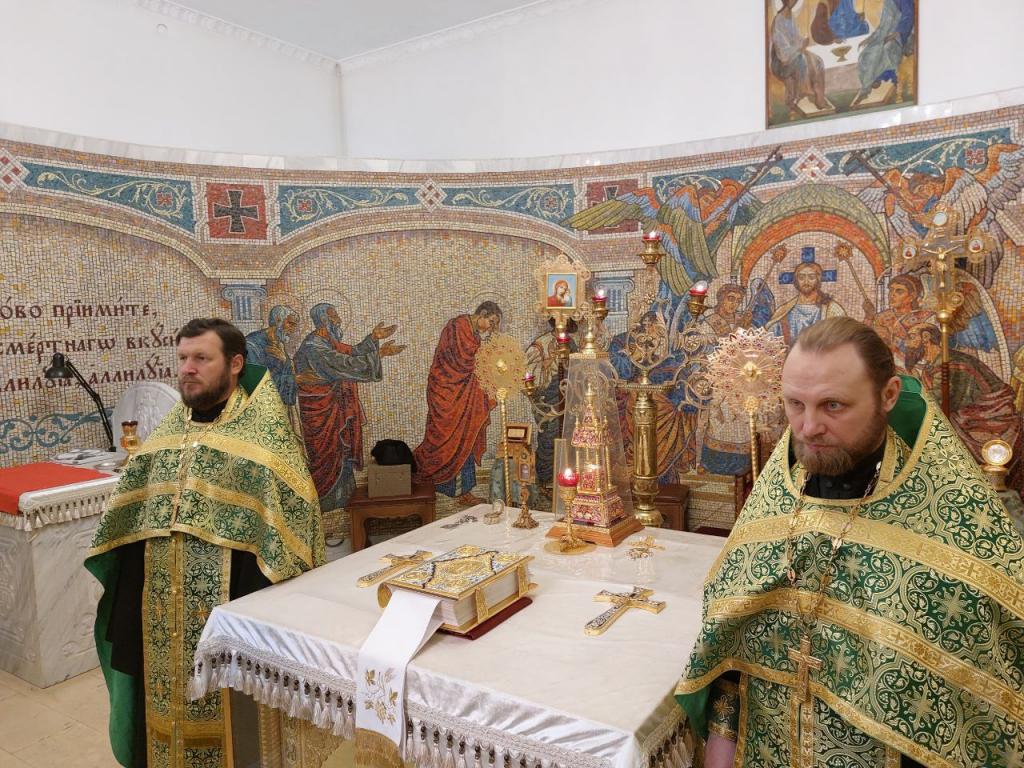Накануне дня памяти прп. Серафима Саровского митрополит Ташкентский и Узбекистанский Викентий совершил всенощное бдение в Свято-Никольском кафедральном соборе г. Душанбе
