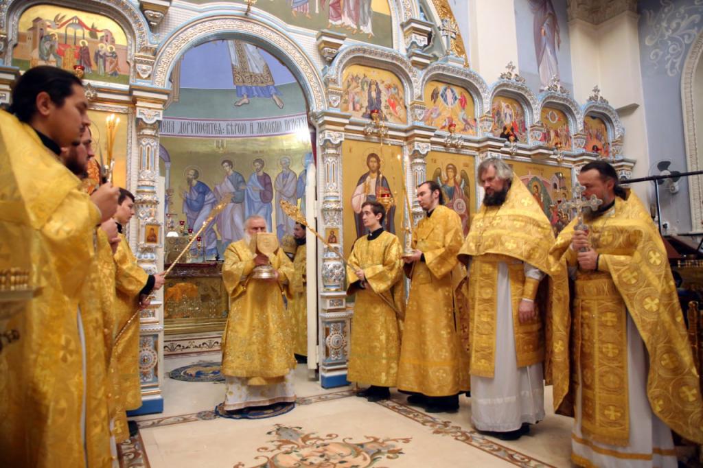 Митрополит Викентий совершил Литургию в главном храме епархии
