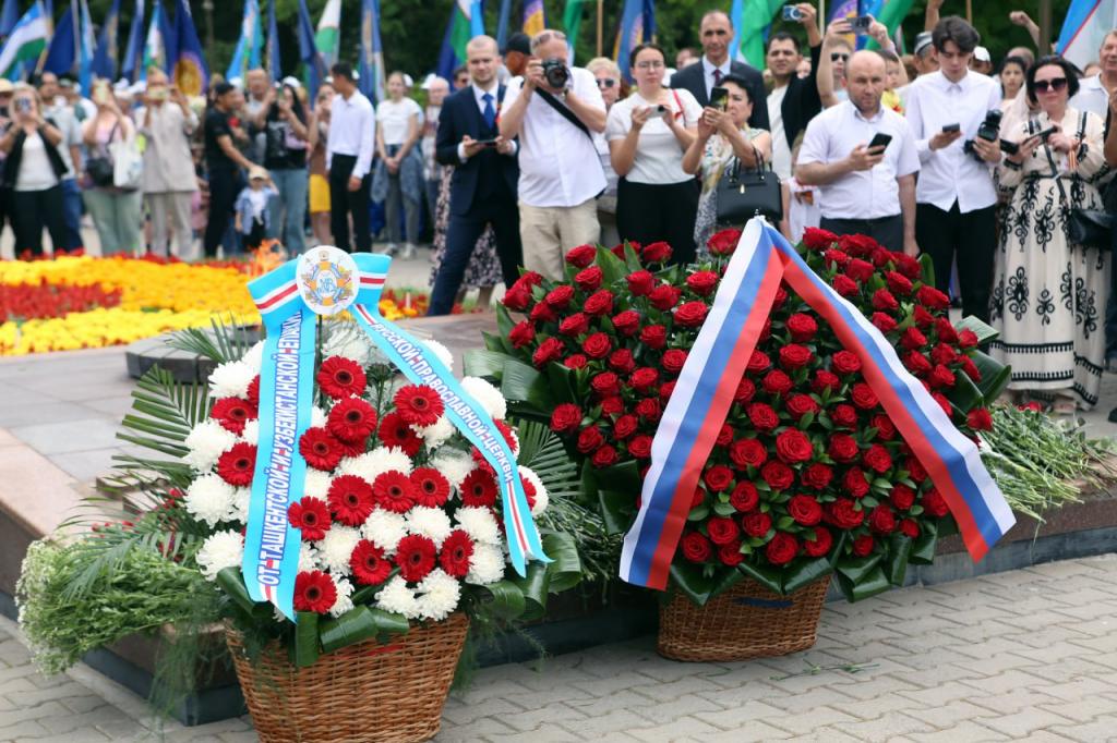 Возложение цветов на «Братских могилах»