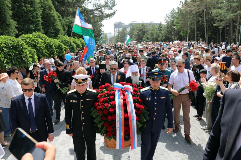 Митрополит Викентий возложил цветы на территории мемориального комплекса «Братские могилы»